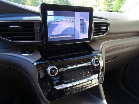 Used 2023 Ford Explorer Platinum w/ Equipment Group 601A image 4