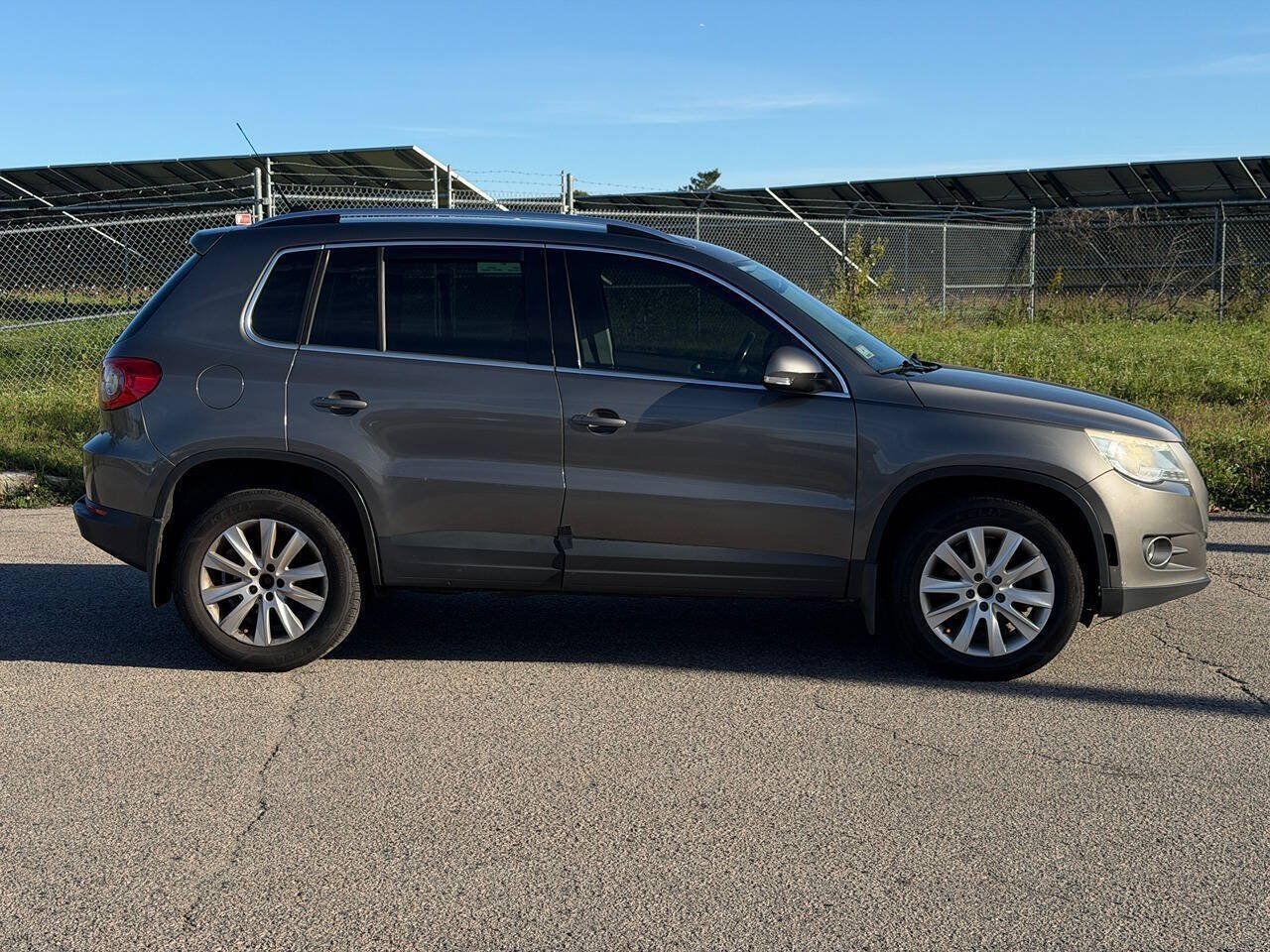 Used 2009 Volkswagen Tiguan SE AWD/4WD image 6