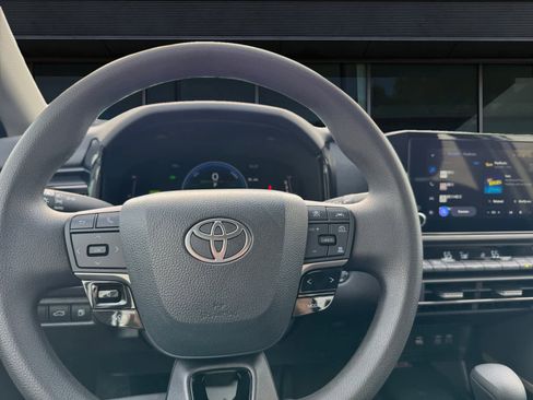 Used 2025 Toyota Camry LE image 3