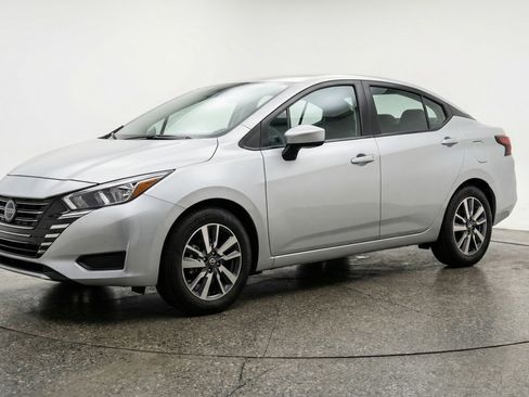 Used 2025 Nissan Versa SV image 3