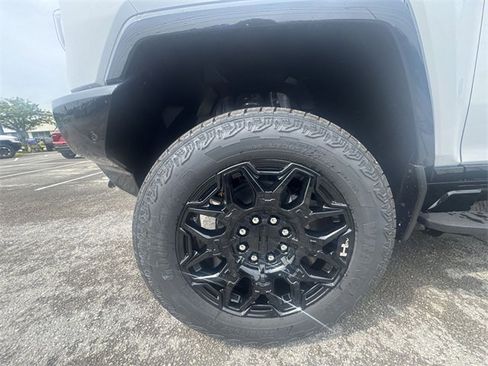 New 2025 GMC Hummer EV 2X image 10