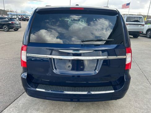 Used 2015 Chrysler Town & Country Touring-L w/ Driver Convenience Group image 6