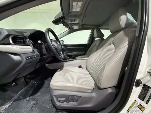 Used 2020 Toyota Camry SE FWD image 12