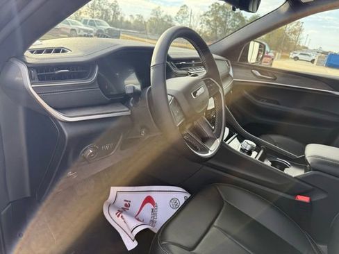 New 2025 Jeep Grand Cherokee L Limited w/ Luxury Tech Group II image 13