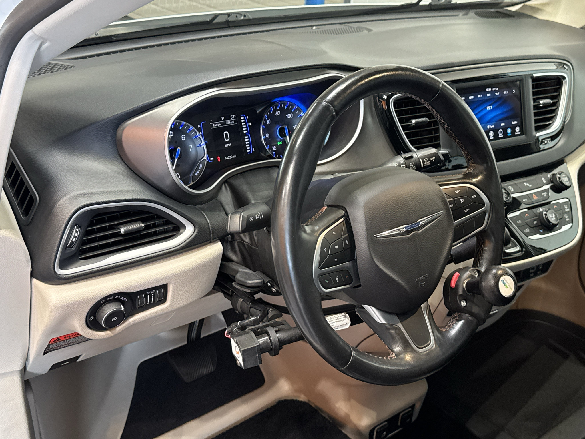 Used 2020 Chrysler Pacifica Touring-L FWD image 18