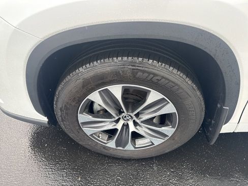 Used 2024 Toyota Highlander XLE image 8