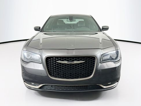Used 2018 Chrysler 300 S w/ 300S Premium Group RWD image 2