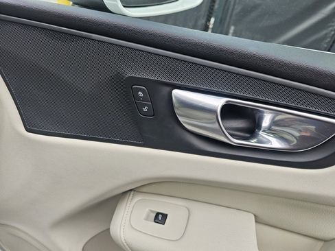 Used 2021 Volvo XC60 T5 Momentum image 12