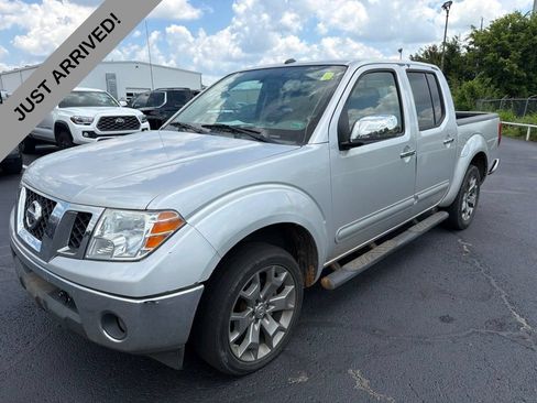 Used 2019 Nissan Frontier SL RWD image 1