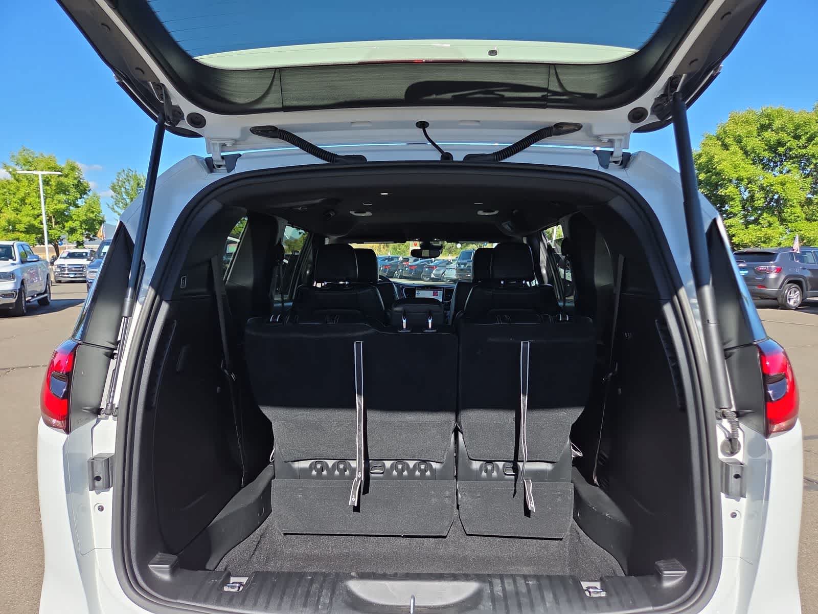 Certified 2025 Chrysler Pacifica Select FWD image 27