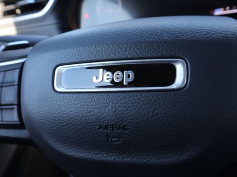 Used 2023 Jeep Grand Cherokee L Laredo image 31