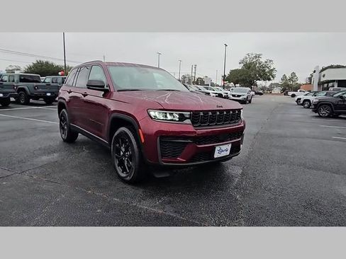 New 2026 Jeep Grand Cherokee Altitude image 17