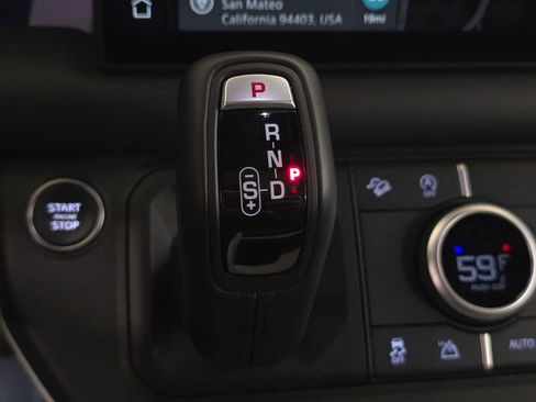 Used 2025 Land Rover Defender 90 X-Dynamic SE image 30