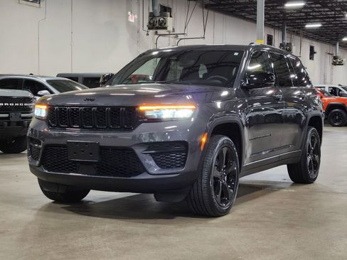 Used 2023 Jeep Grand Cherokee Altitude RWD image 4