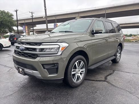 Used 2024 Ford Expedition XLT RWD image 3