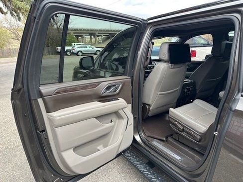 Used 2021 Chevrolet Suburban Z71 w/ Z71 Signature Package AWD/4WD image 8