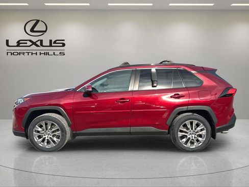 Used 2020 Toyota RAV4 XLE Premium image 9