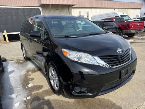 Used 2014 Toyota Sienna LE image 2