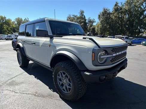 New 2025 Ford Bronco Badlands image 2