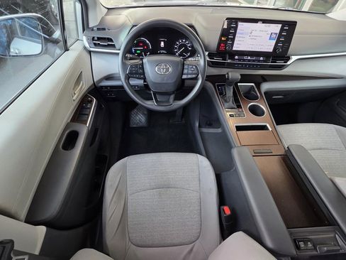 Used 2023 Toyota Sienna LE AWD/4WD image 11