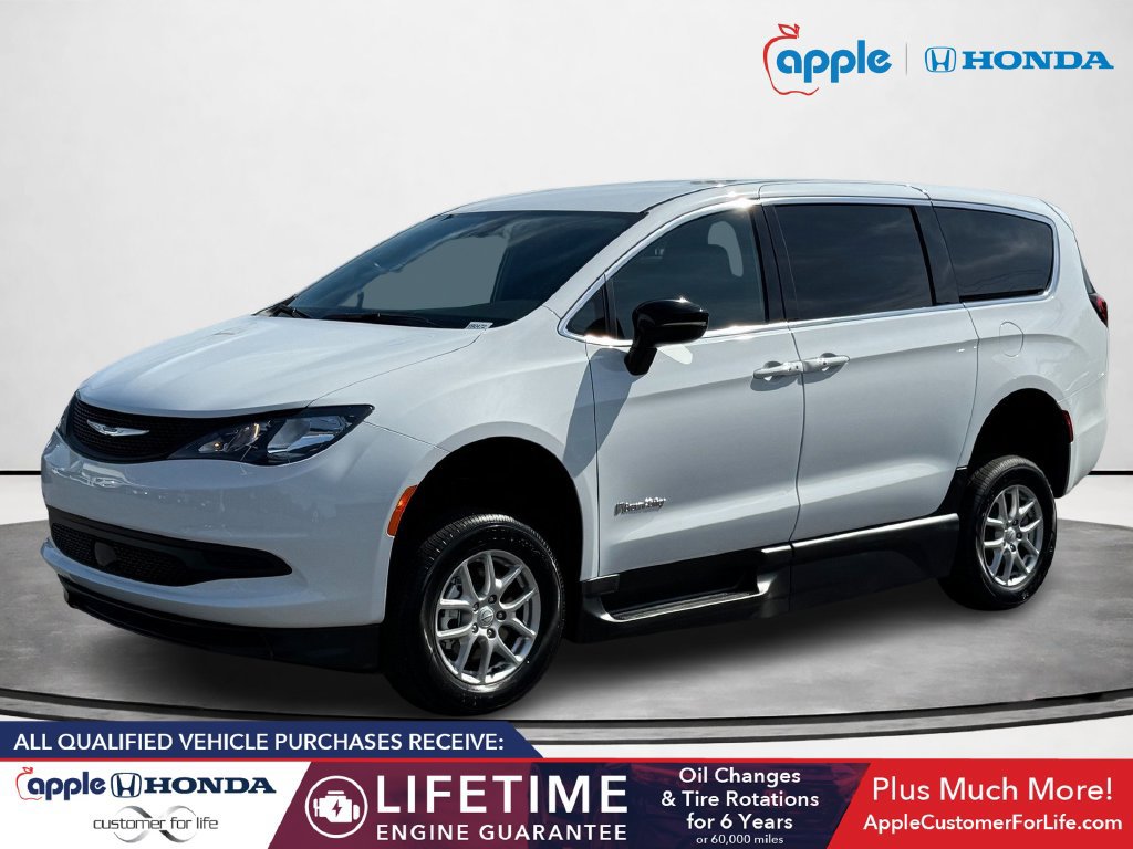 Used 2026 Chrysler Voyager LX FWD image 5