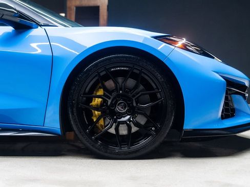 Used 2025 Chevrolet Corvette Z06 RWD image 9