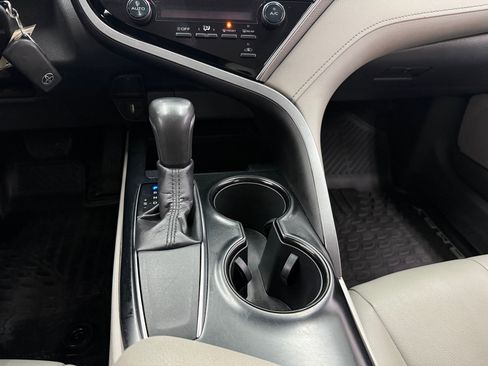 Used 2018 Toyota Camry SE w/ Accessory Appearance Package image 16