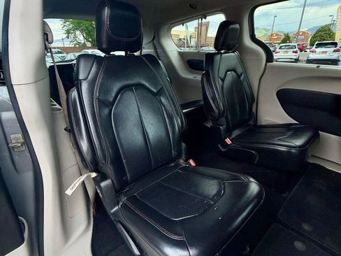Used 2018 Chrysler Pacifica Touring-L w/ Advanced Safetytec Group FWD image 16