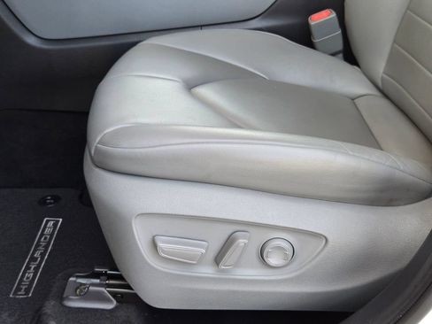 Used 2021 Toyota Highlander XLE FWD image 13