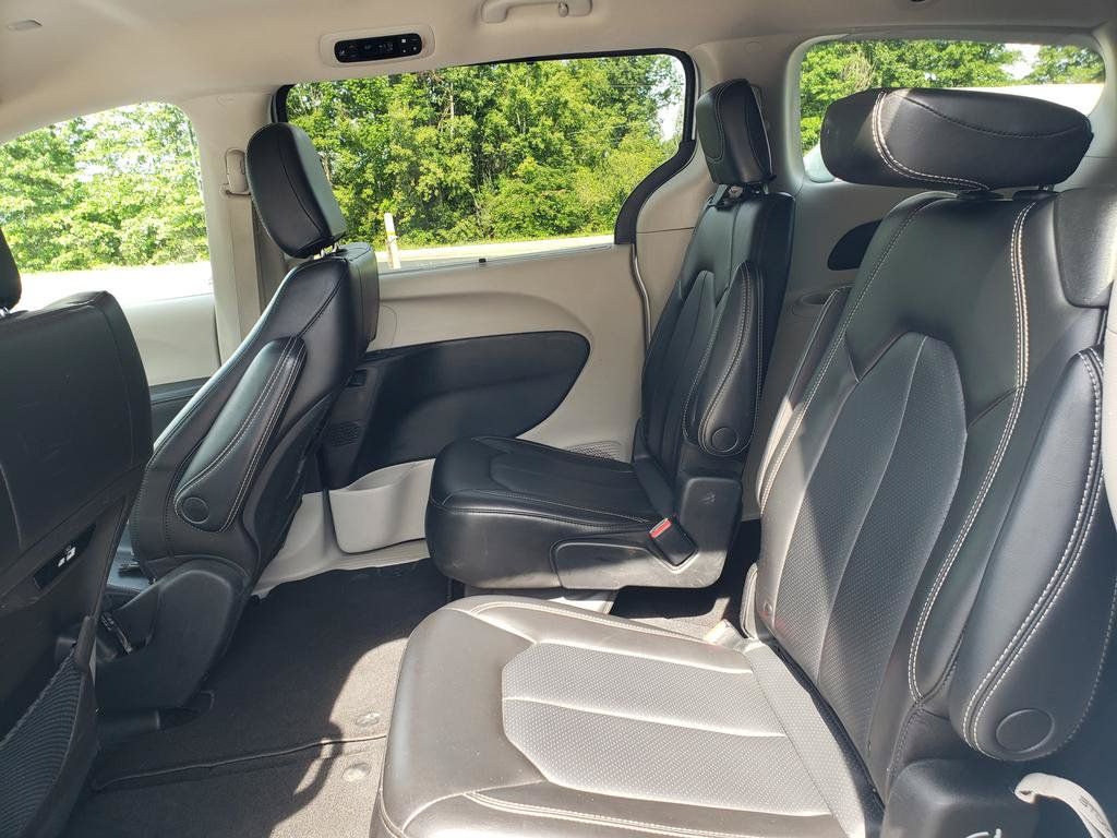 Used 2023 Chrysler Pacifica Touring-L FWD image 13