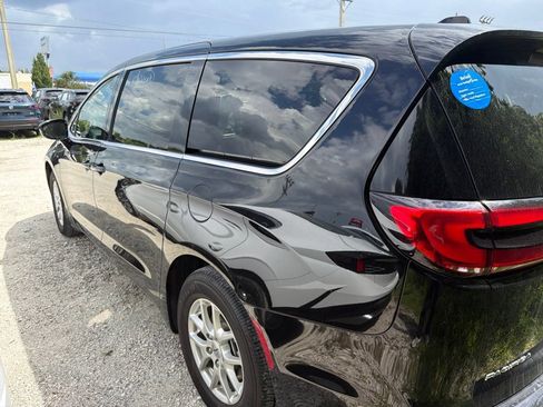 Used 2025 Chrysler Pacifica Select FWD image 7
