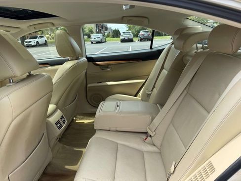 Used 2013 Lexus ES 300h w/ Luxury Pkg FWD image 17