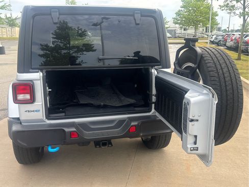 Used 2024 Jeep Wrangler Unlimited w/ Convenience Group AWD/4WD image 7