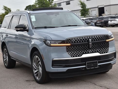New 2026 Lincoln Navigator Reserve AWD/4WD image 3
