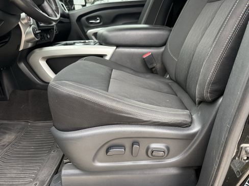 Used 2018 Nissan Titan SV w/ SV Convenience Package image 27