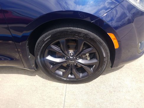 Used 2020 Chrysler Pacifica Touring w/ S Appearance Package image 22