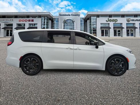 New 2026 Chrysler Pacifica Select FWD image 9