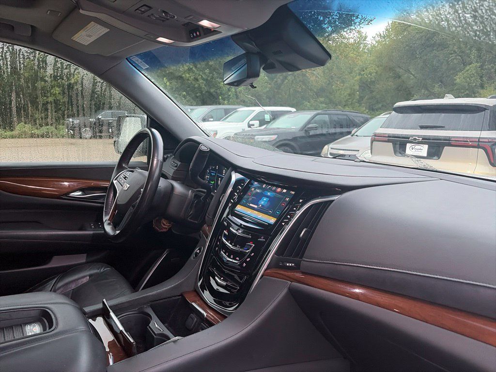 Used 2019 Cadillac Escalade Luxury AWD/4WD image 15