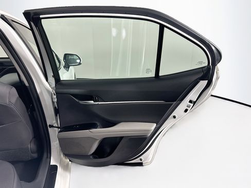 Used 2018 Toyota Camry LE image 27