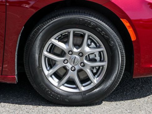 Used 2021 Chrysler Pacifica Touring w/ Uconnect Theater Family Group image 42