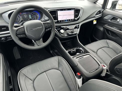 New 2026 Chrysler Pacifica Limited image 11