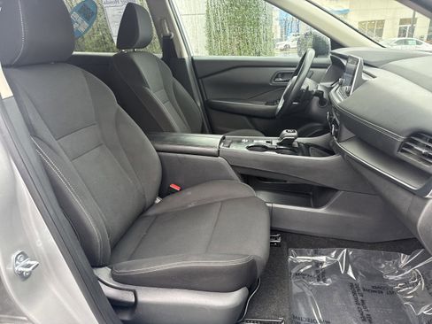 Used 2024 Nissan Rogue S FWD image 12