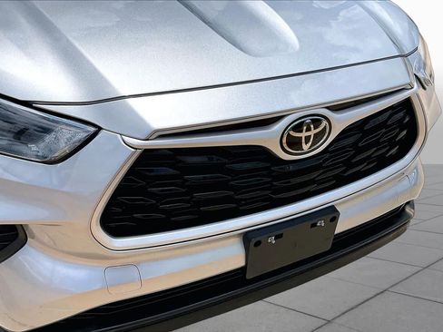 Used 2023 Toyota Highlander L FWD image 28