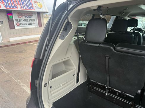 Used 2015 Chrysler Town & Country Touring image 47