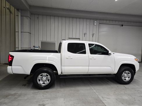 Used 2018 Toyota Tacoma SR image 8