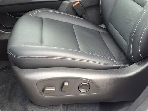 Used 2025 Chevrolet Traverse LT image 8