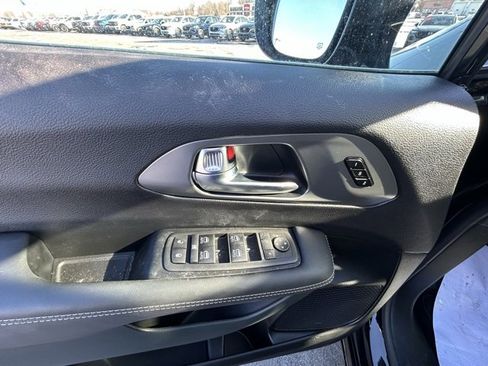 Used 2025 Chrysler Pacifica Select image 11