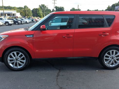 Used 2017 Kia Soul + FWD image 4