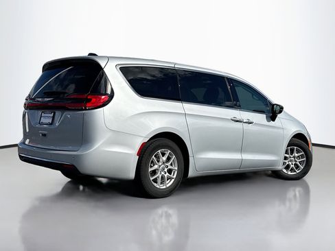 Used 2024 Chrysler Pacifica Touring-L image 2