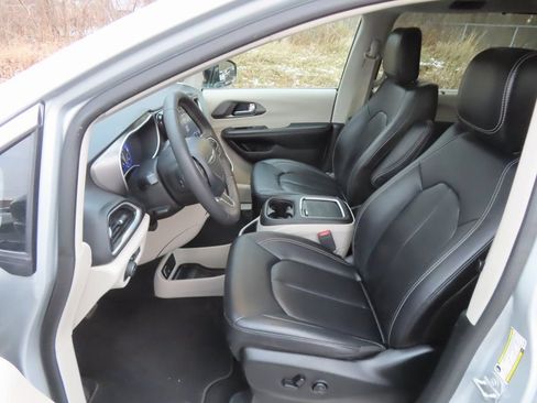 Certified 2024 Chrysler Pacifica Touring-L FWD image 18